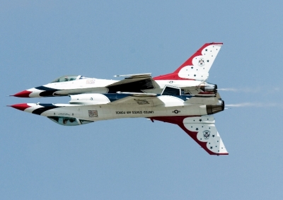 Thunderbirds 5 and 6 pass perform an "Reflection Pass" during a practice show at Scott AFB, Illinois August 11, 2006. U.S. Air Force Photo/Master Sgt Jack Braden